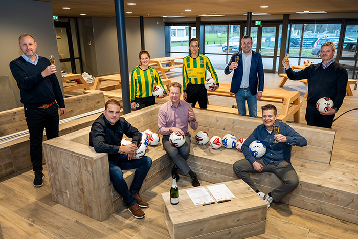 graaf willem tekent voor meerjarige samenwerking met kledingpartner jako en sport 2000 voorburg graaf willem ii vac