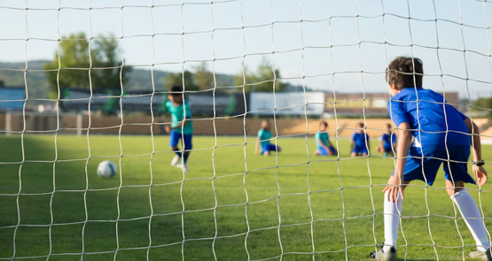 Groeiend aantal voetballers en voetbalsters in de Haagse regio: verkenning van spelen jeugdwedstrijden op een andere dag dan zaterdag